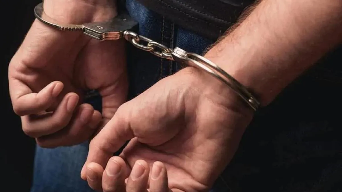 An engineer of a power distribution company in Jalna was caught red-handed accepting a bribe of 40,000