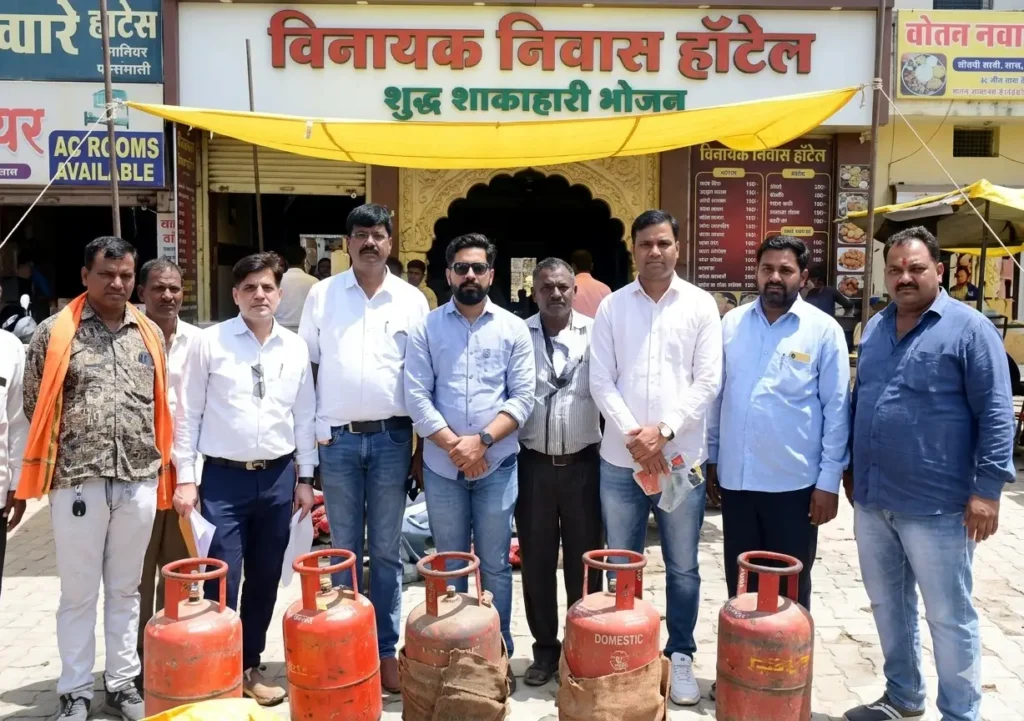 जालन्यात खळबळ! हॉटेलमध्ये घरगुती सिलेंडरचा काळाबाजार; प्रशासनाने मारला छापा, १० सिलेंडर जप्त! - Jalna News Domestic-Gas-Cylinder-Seizure-Hotel-Raid