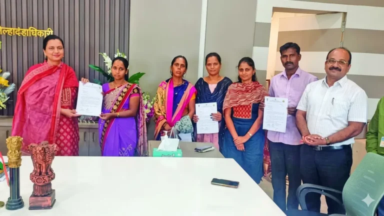 Jalna News अत्याचारग्रस्त कुटुंबांना मिळाला हक्काचा आधार जिल्हाधिकाऱ्यांच्या हस्ते ८ जणांना सरकारी नोकरी