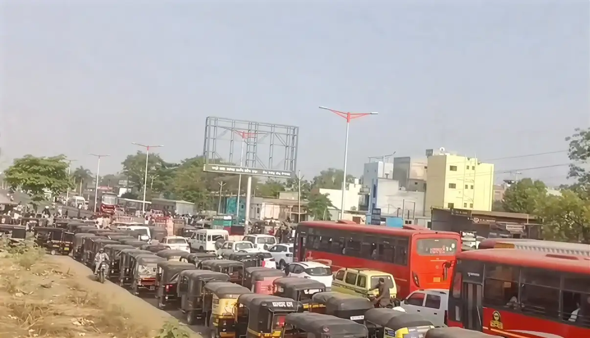मोठी बातमी! Fuel Rationing चा निर्णय २४ तासांत मागे; सीएनजीसाठी रिक्षाचालकांचे आंदोलन