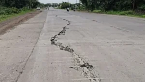 extreme-potholes-on-jalna-ambad-highway-at-wadigodri
