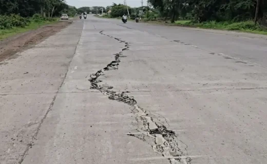 extreme-potholes-on-jalna-ambad-highway-at-wadigodri