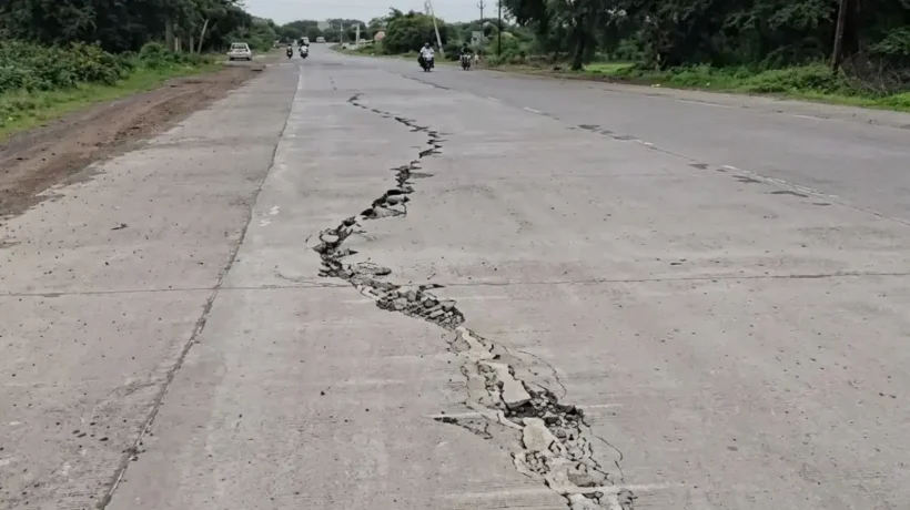 extreme-potholes-on-jalna-ambad-highway-at-wadigodri
