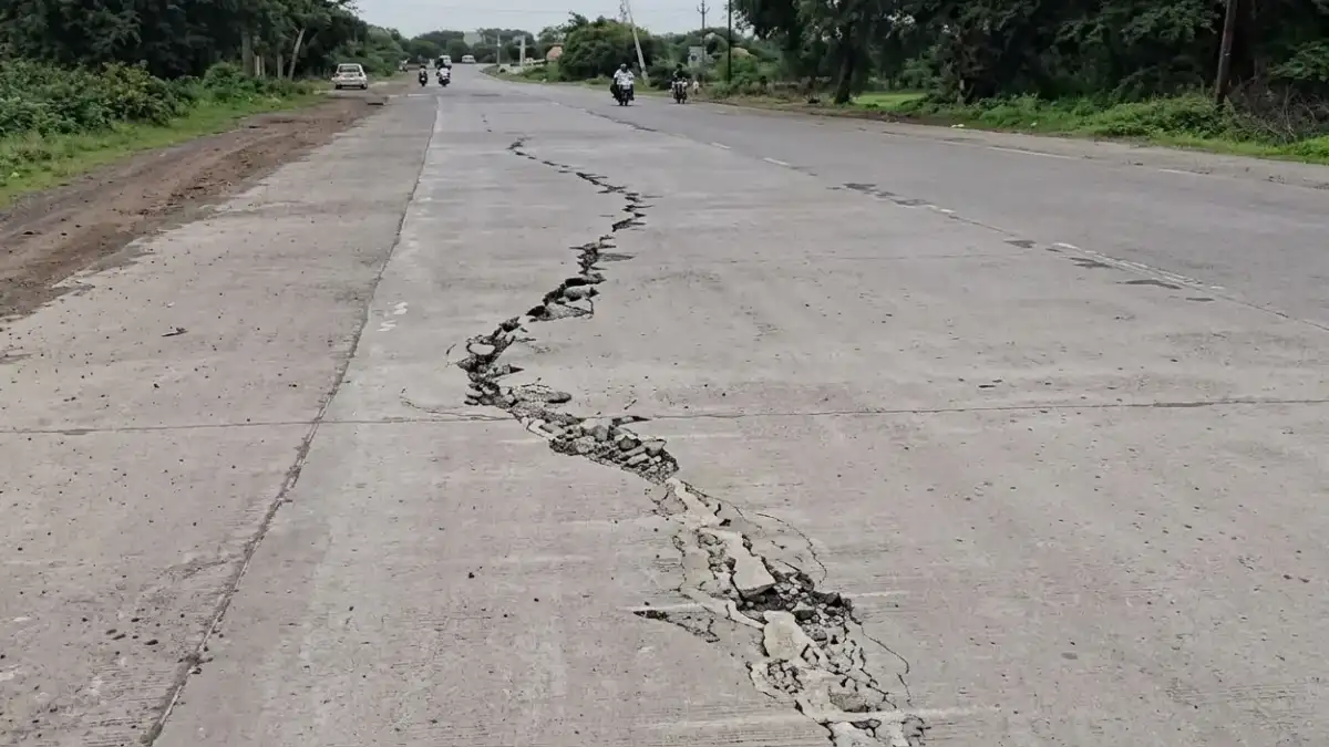 extreme-potholes-on-jalna-ambad-highway-at-wadigodri